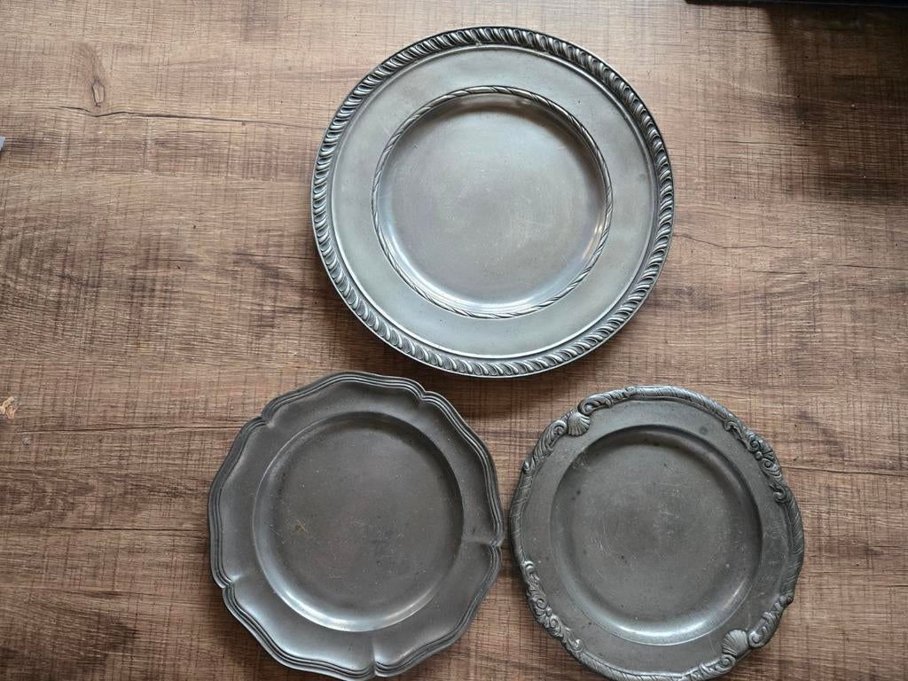 3 assiettes décoratives en etain massif, Antiquités & Art