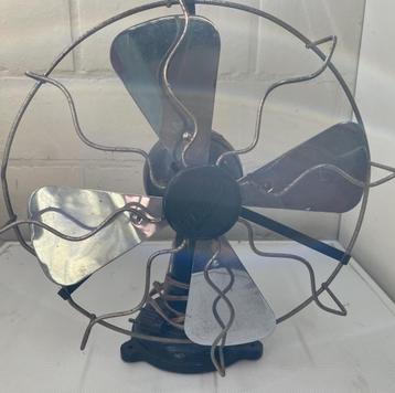 Frigid oude antieke ventilator werkend op ijzeren voet, Enlèvement