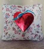 Coussin romantique avec cœur en bois - LOVE - LOVE, Enlèvement ou Envoi, Neuf, Rouge, Carré
