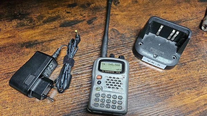 Yaesu VX-5 Triband 6/2/70cm, Telecommunicatie, Portofoons en Walkie-talkies, Gebruikt, Portofoon of Walkie-talkie, Ophalen of Verzenden