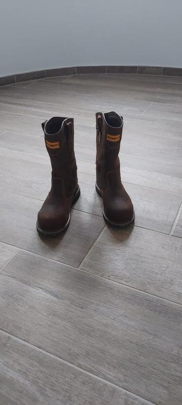 Werklaars BuckBootz beschikbaar voor biedingen