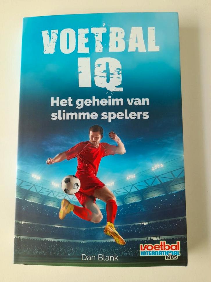 Dan Blank - Voetbal IQ, Boeken, Kinderboeken | Jeugd | onder 10 jaar, Zo goed als nieuw, Ophalen