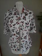 Mooi getailleerde bloes wit met blauw/rode bloemen - Maat M, Kleding | Dames, Ophalen of Verzenden, Zo goed als nieuw, Maat 38/40 (M)