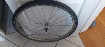 Voorwiel 28x1 3/8 x 1 5/8 met anti-lekband beschikbaar voor biedingen