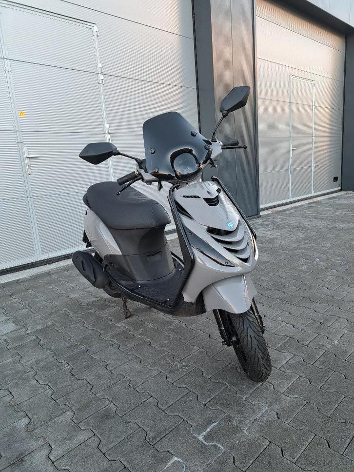 Piaggio Zip 4T Scooter Nardo Grey FULL OPTION (B-KLASSE), Fietsen en Brommers, Overige Fietsen en Brommers, Zo goed als nieuw