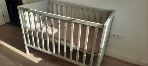 SUNDVIK babybedje aangekocht 4/2/25 (kijk beschrijving), Kinderen en Baby's, Kinderkamer | Bedden, Zo goed als nieuw, Matras, Ophalen