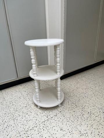 Rond geverfd tafeltje / bijzettafel beschikbaar voor biedingen