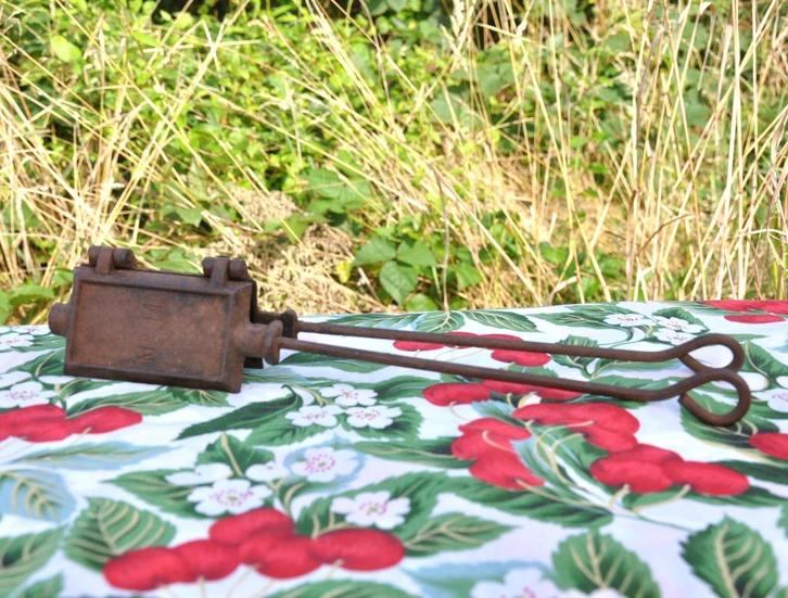 petit fer a gaufre en fonte numero 11, Antiek en Kunst, Antiek | Keukengerei, Ophalen of Verzenden