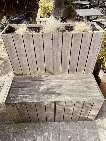 Houten zitbank met bloembak beschikbaar voor biedingen