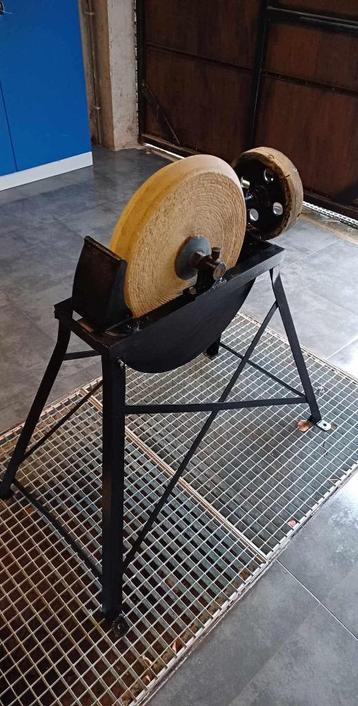 Ancienne machine de REMOULEUR affutage couteaux et autres beschikbaar voor biedingen