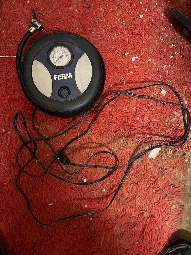 Compresseur 12V FERM – gonfleur pneus, Doe-het-zelf en Bouw, Compressors, Zo goed als nieuw, Ophalen