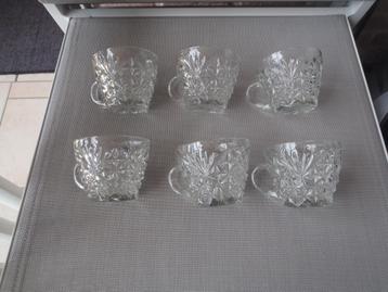 1 set van 12 glazen bekers beschikbaar voor biedingen