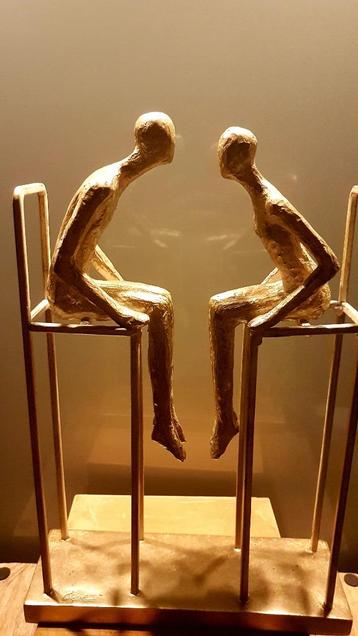 Sculptuur man en vrouw in gesprek beschikbaar voor biedingen
