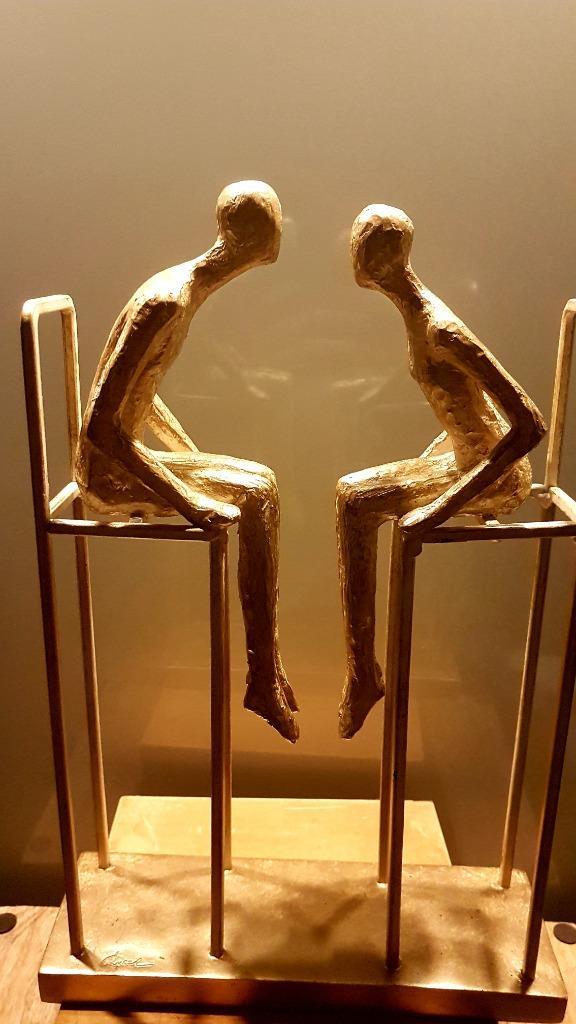 Sculptuur man en vrouw in gesprek, Huis en Inrichting, Woonaccessoires | Overige, Zo goed als nieuw, Ophalen