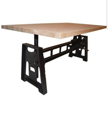 Table de Style Industriel  disponible aux enchères