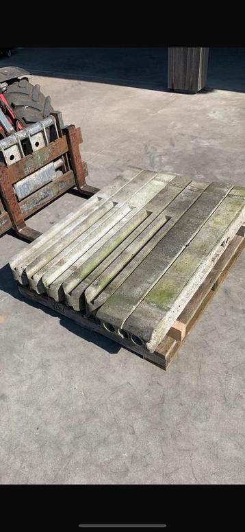 8 betonnen palen geschikt voor omheining beschikbaar voor biedingen