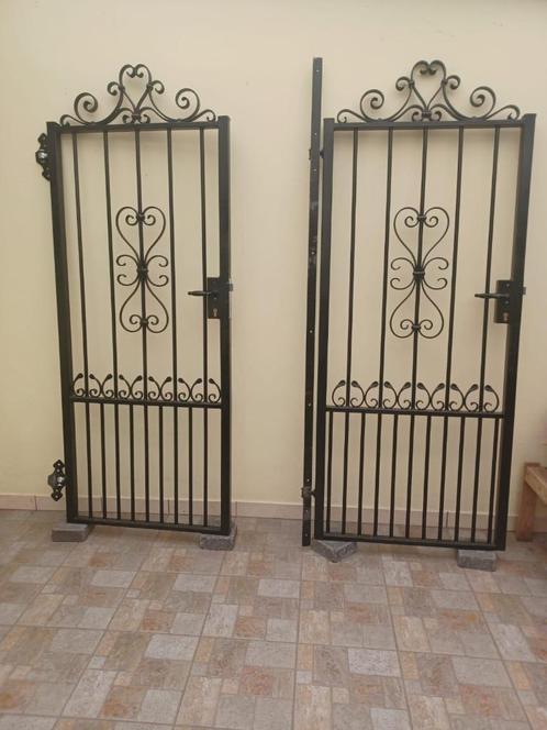 2 Zwarte gietijzeren poorten  per stuk €300.-, Tuin en Terras, Tuinpoorten, Zo goed als nieuw, Draaipoort, IJzer, 200 cm of meer