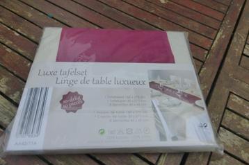 Linge de table de luxe: nappe, chemin de table et serviettes