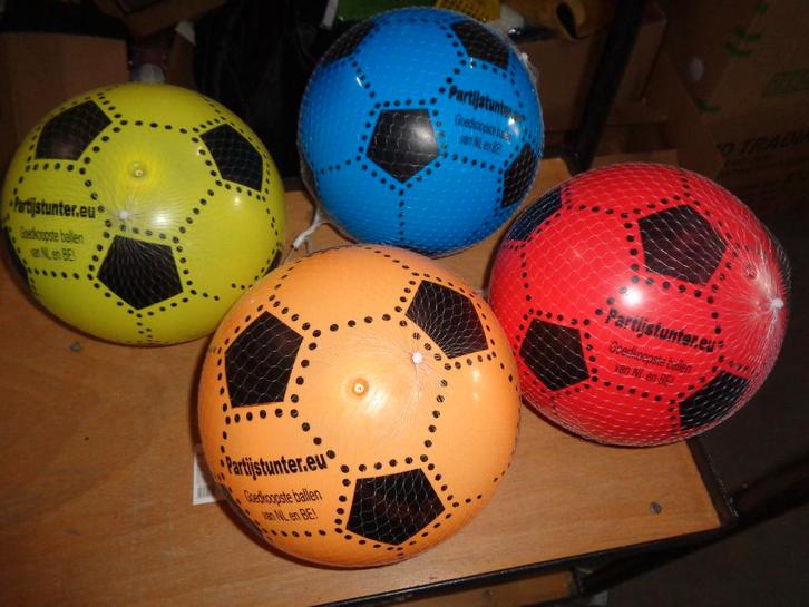 PARTIJ VOETBAL 22CM ASSORTI KLEUREN, Divers, Lots de brocante, Neuf, Enlèvement