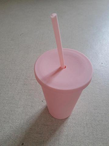 Roze drinkbeker met rietje beschikbaar voor biedingen