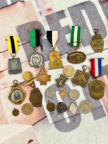 Diverse 22 medaille lintjes munten wielrennen vierdaagse ect beschikbaar voor biedingen
