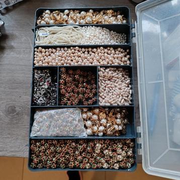 Grote dubbelzijdige doos met kralen, parels enz beschikbaar voor biedingen