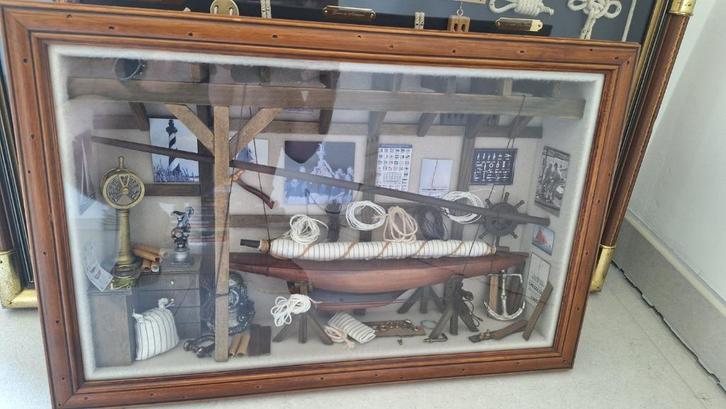 Maritiem Diorama in Houten Vitrine – Scheepswerf in Miniatuu, Hobby en Vrije tijd, Modelbouw | Figuren en Diorama's, Zo goed als nieuw