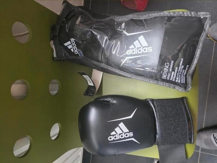 Nieuwe Adidas bokshandschoenen – maat L, Sport en Fitness, Boksen, Nieuw, Bokshandschoenen, Ophalen