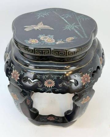 Chinese sokkel met bloem en vogeldecor. beschikbaar voor biedingen