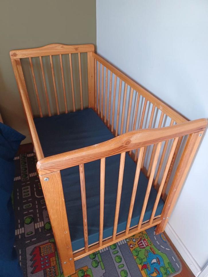 massief houten kinderbed met bijhorende matras, Kinderen en Baby's, Kinderkamer | Bedden, Gebruikt, Minder dan 140 cm, Minder dan 70 cm