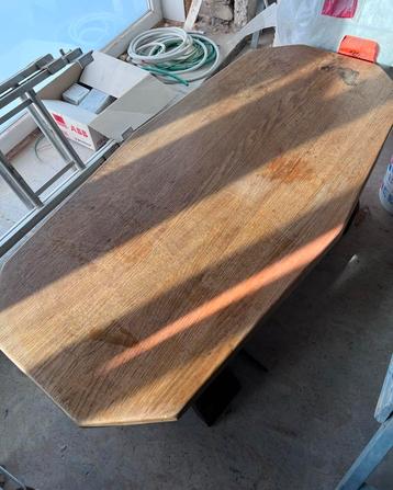 Massieven houten salontafel beschikbaar voor biedingen