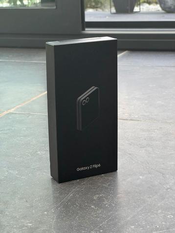 NIEUWE - Galaxy Z Flip 6 256GB Silver Shadow beschikbaar voor biedingen