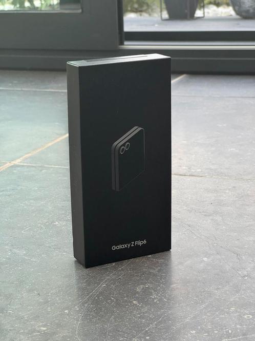 NIEUWE - Galaxy Z Flip 6 256GB Silver Shadow, Telecommunicatie, Mobiele telefoons | Samsung, Nieuw, Galaxy Z Flip, 256 GB, Zonder abonnement