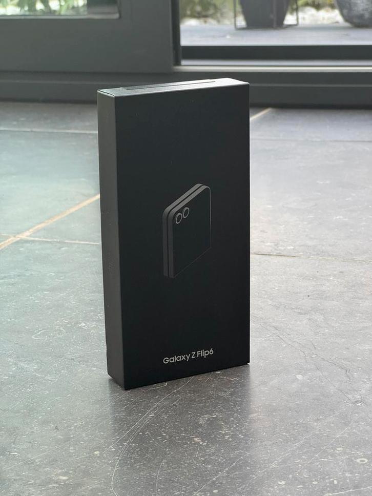NIEUWE - Galaxy Z Flip 6 256GB Silver Shadow, Telecommunicatie, Mobiele telefoons | Samsung, Nieuw, Galaxy Z Flip, 256 GB, Zonder abonnement