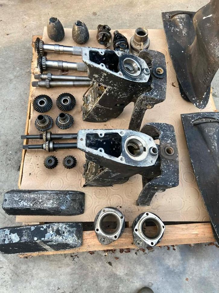 2 sterndrives, Watersport en Boten, Motorboten en Motorjachten, Gebruikt, Overige materialen, Binnenboordmotor, 50 pk of meer