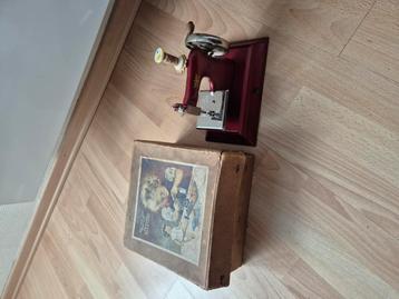 Casige - antiek mini naaimachine, met doos  beschikbaar voor biedingen