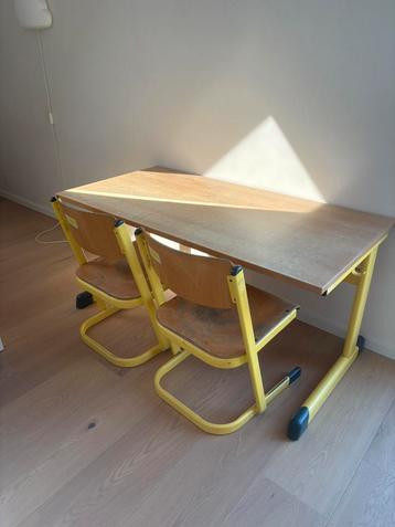 Vintage schoolbankje  beschikbaar voor biedingen