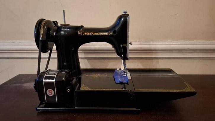 Singer 221K1 naaimachine in perfecte staat (jaren 50), Hobby en Vrije tijd, Naaimachines en Toebehoren, Gebruikt, Naaimachine