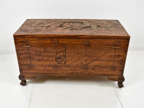 Grote handgesneden Chinese cederhouten kist met messing slot, Antiek en Kunst, Curiosa en Brocante, Ophalen