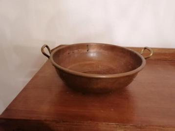 Grote antieke massief koperen kom / pot met handvatten beschikbaar voor biedingen
