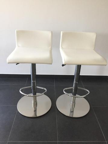 2 barkrukken (draaibaar + in hoogte verstelbaar) 100€ beschikbaar voor biedingen