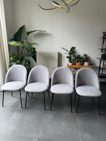 Mooie lichtgrijze stoffen eetkamer stoelen, nieuwstaat beschikbaar voor biedingen