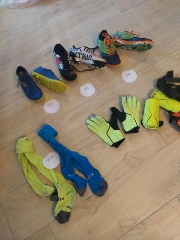 Voetbal schoenen kleren 31 33 34 115 tot 122 7 tot 9jaar beschikbaar voor biedingen