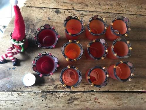 Elf gekleurde glaasjes met siersteentjes voor kaarsjes, Huis en Inrichting, Woonaccessoires | Kandelaars en Kaarsen, Kandelaar