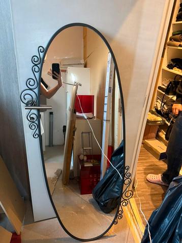 Spiegel met details beschikbaar voor biedingen