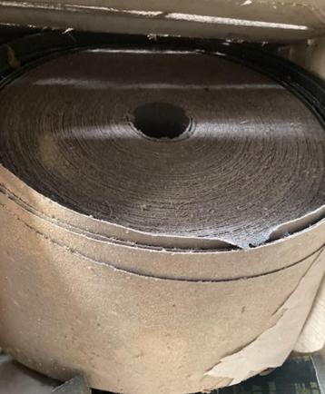 Nieuwe rollen schuurpapier / schuurlinnen beschikbaar voor biedingen