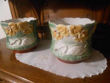 2 Antieke Majolica Jugendstil bloempotten  beschikbaar voor biedingen