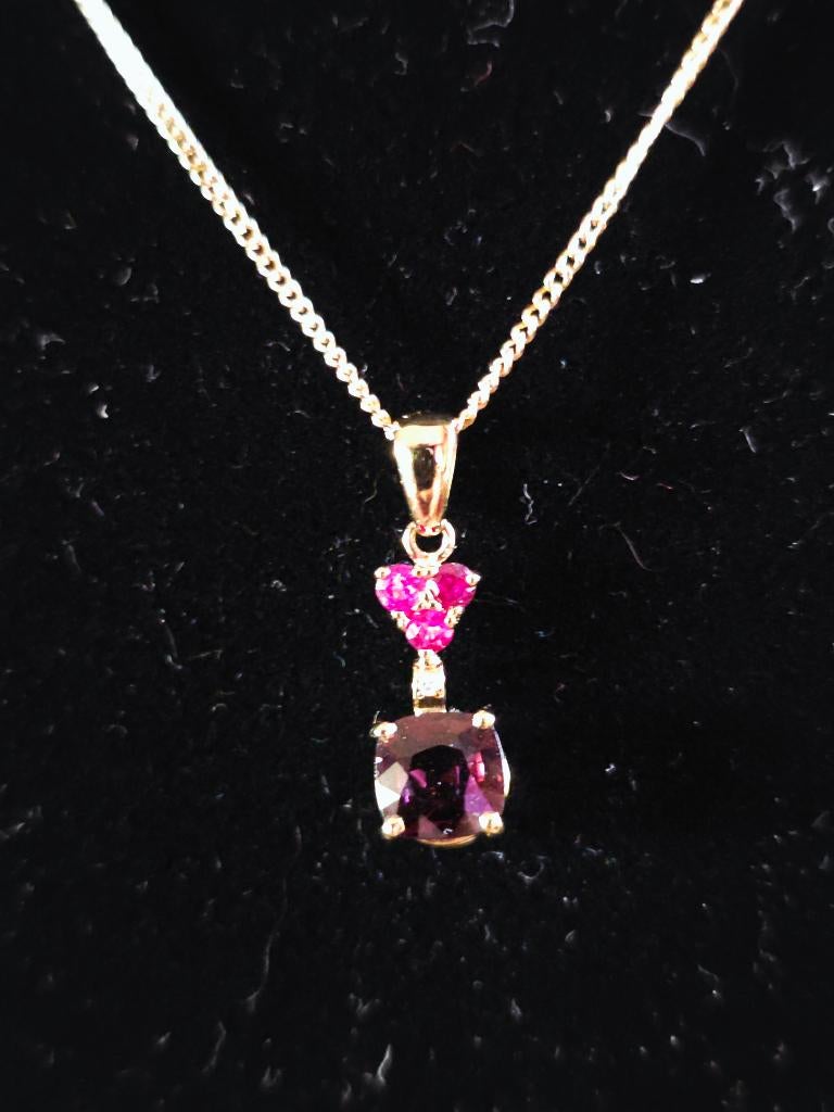 18 kt gouden ketting met hangertje (spinel), Handtassen en Accessoires, Kettingen, Zo goed als nieuw, Goud, Rood, Met edelsteen
