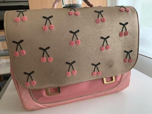 boekentas roze kersen, cherry pompon Jeune Premier, Handtassen en Accessoires, Tassen | Schooltassen, Zo goed als nieuw, Roze
