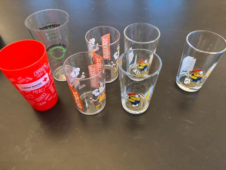 Gratis - Set kinderbekers – glas en plastic, Verzamelen, Glas en Drinkglazen, Zo goed als nieuw, Ophalen